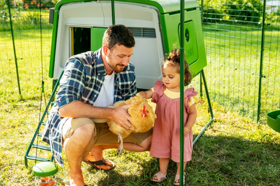 jeune fille qui câline une poule