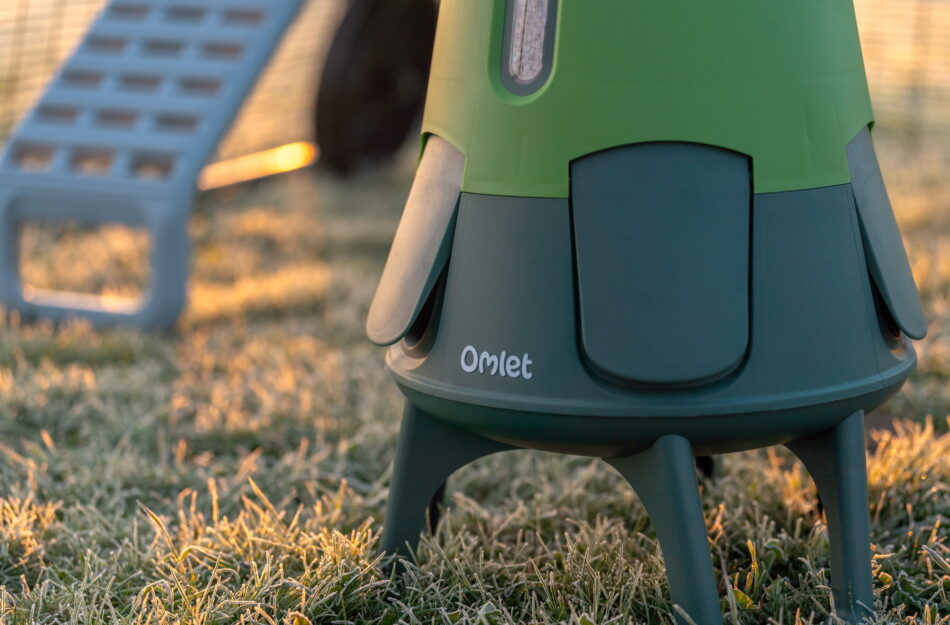 mangeoire intelligente Omlet qui se ferme au crépuscule