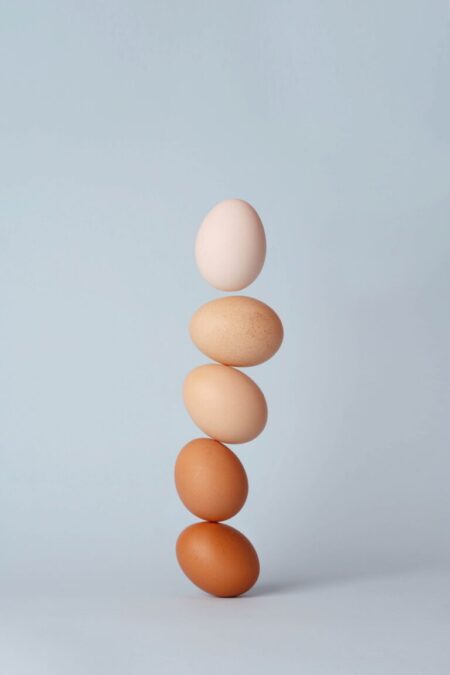 5 œufs empilés les uns sur les autres