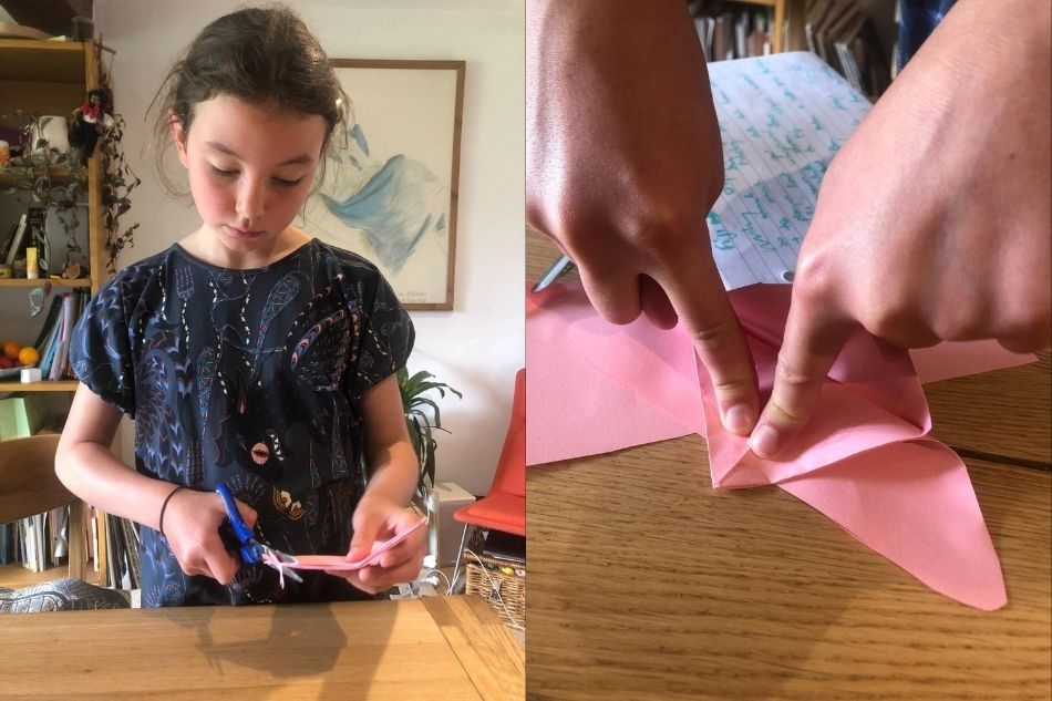 Jeune fille fabriquant elle-même un jouet pour chat en origami