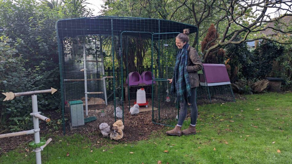 Amy Wolsey avec ses poules – prêtes pour l’automne