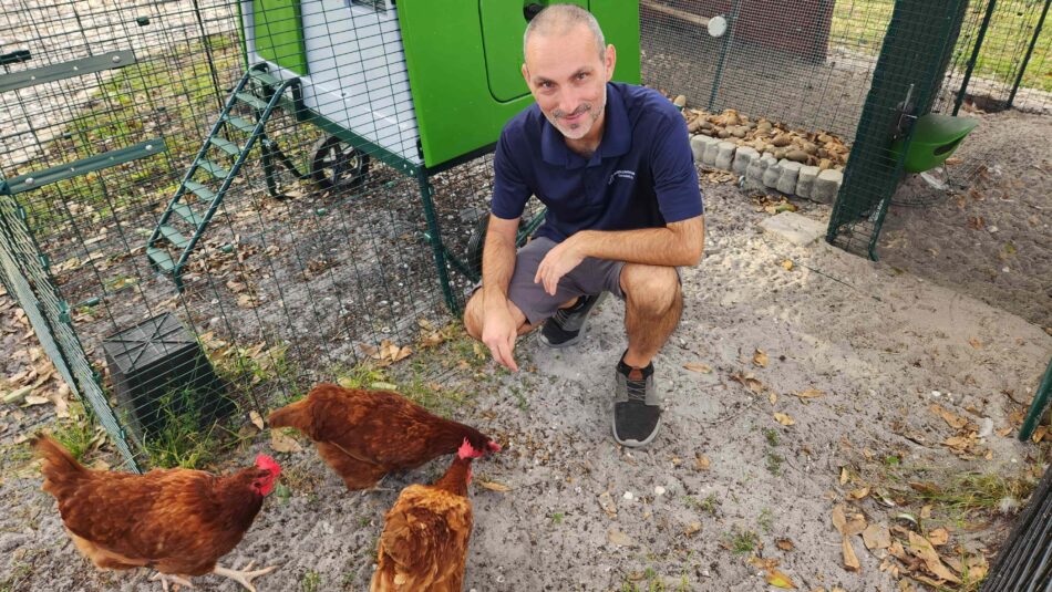 L’éleveur de poules Jeremy Gary avec son élevage