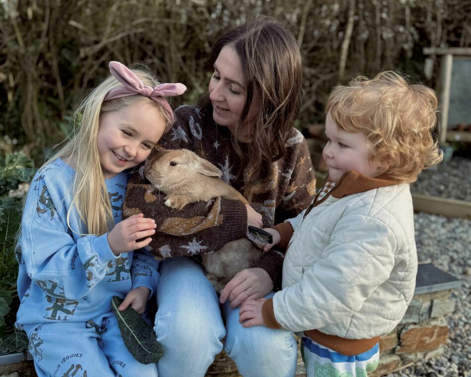 Omlet rencontre Shell Mills et ses enfants qui s’occupent de leur lapin de compagnie