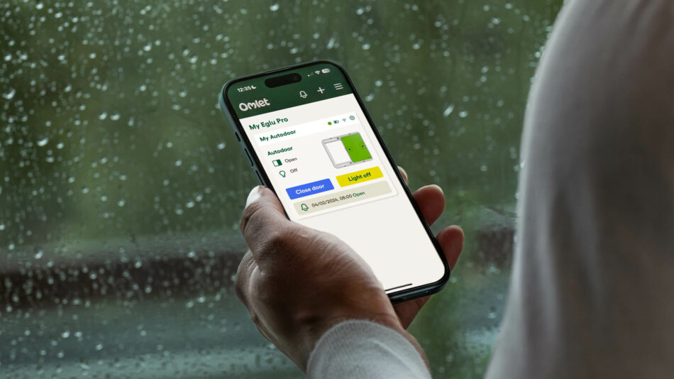 Personne qui utilise l’application de la Porte Automatique intelligente d’Omlet