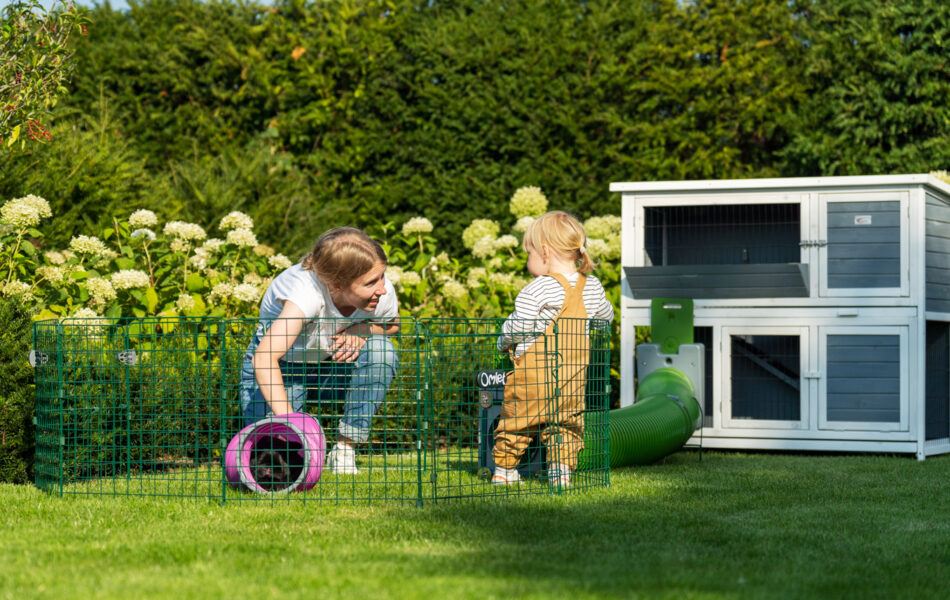 Femme et enfant qui jouent avec un lapin dans le parc de jeu d’Omlet