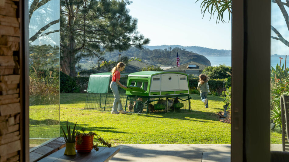 Poulailler Eglu Pro dans le jardin avec deux filles