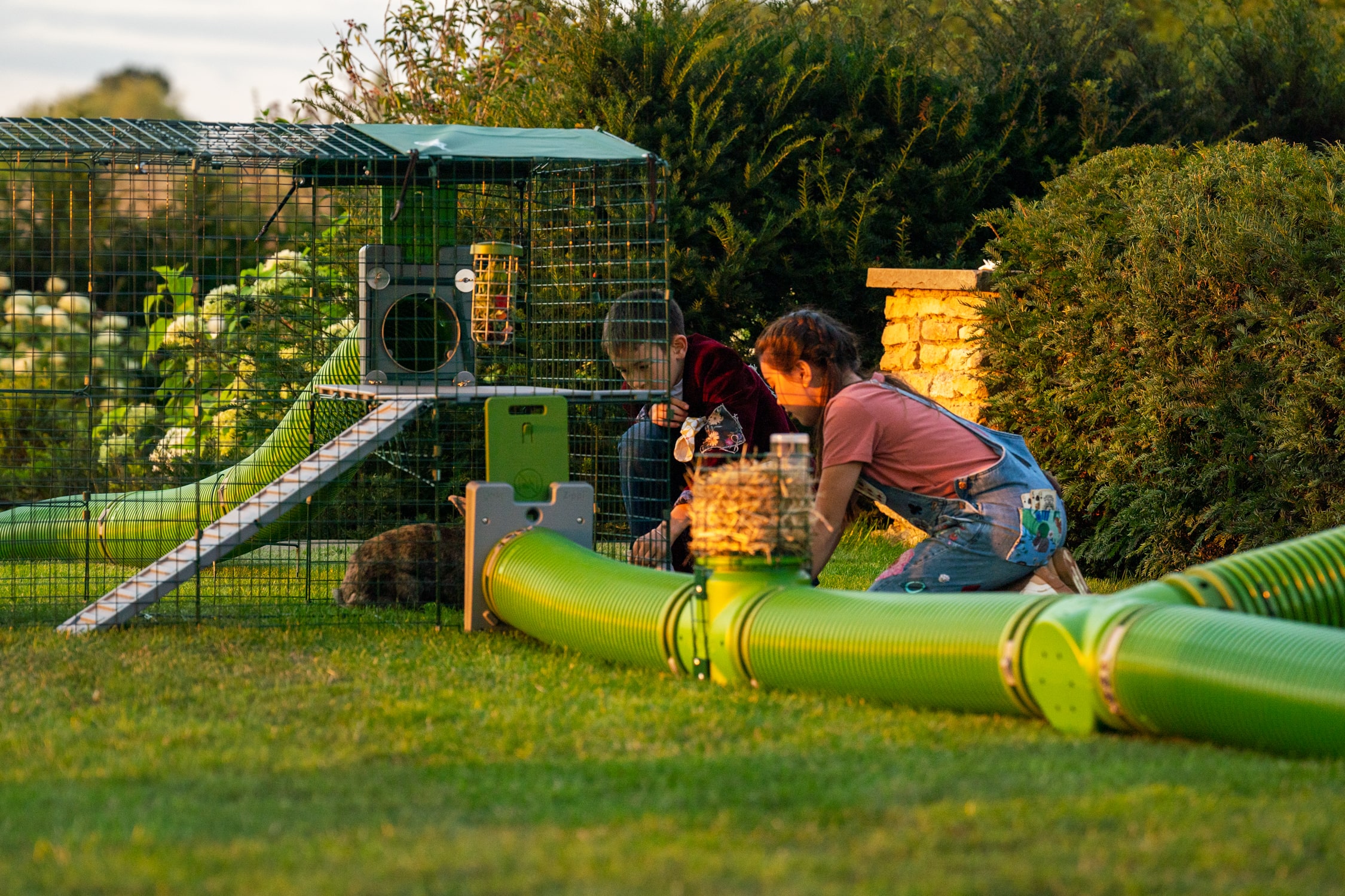 système de tunnel Zippi avec des enclos Zippi et des enfants qui jouent