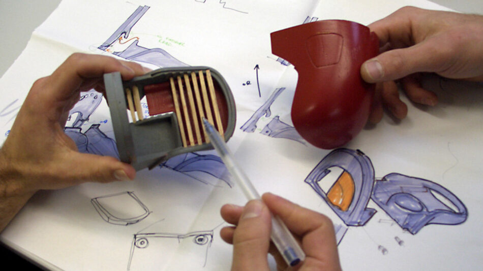 Premier mini-prototype de l’Eglu, avec des croquis