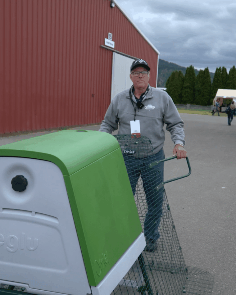 Joel Salatin qui déplace un poulailler Eglu Go UP